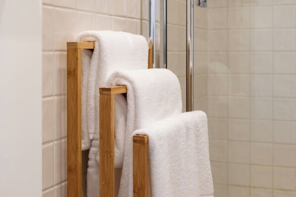 Dusche, Haartrockner, Handtücher, Seife