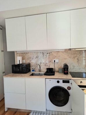 Réfrigérateur, micro-ondes, four, plaque de cuisson