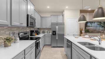 KylskÄp, mikrovÄgsugn, ugn och spishÀll