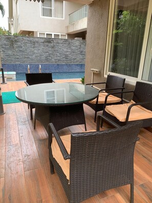 Outdoor dining - Tranquil villa with 4 bedrooms and WiFi, AC in Anjuna, North Goa (Anjuna)