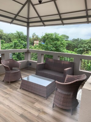 Property grounds - Tranquil villa with 4 bedrooms and WiFi, AC in Anjuna, North Goa (Anjuna)