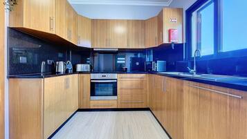 House | 3 bedrooms, desk