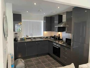 Microwave, oven, stovetop - 3 BEDS NEAR CITY CENTER & MAN CITY STADIUM (Manchester)