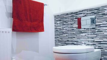 Sèche-cheveux, serviettes fournies, savon, papier toilette