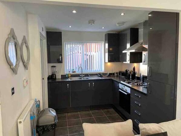 Microwave, oven, stovetop - 3 BEDS NEAR CITY CENTER & MAN CITY STADIUM (Manchester)