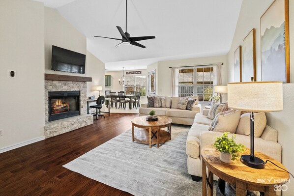 Smart TV, fireplace - Greenway Getaway: Central to NWA & on the Razorback Greenway (Rogers)