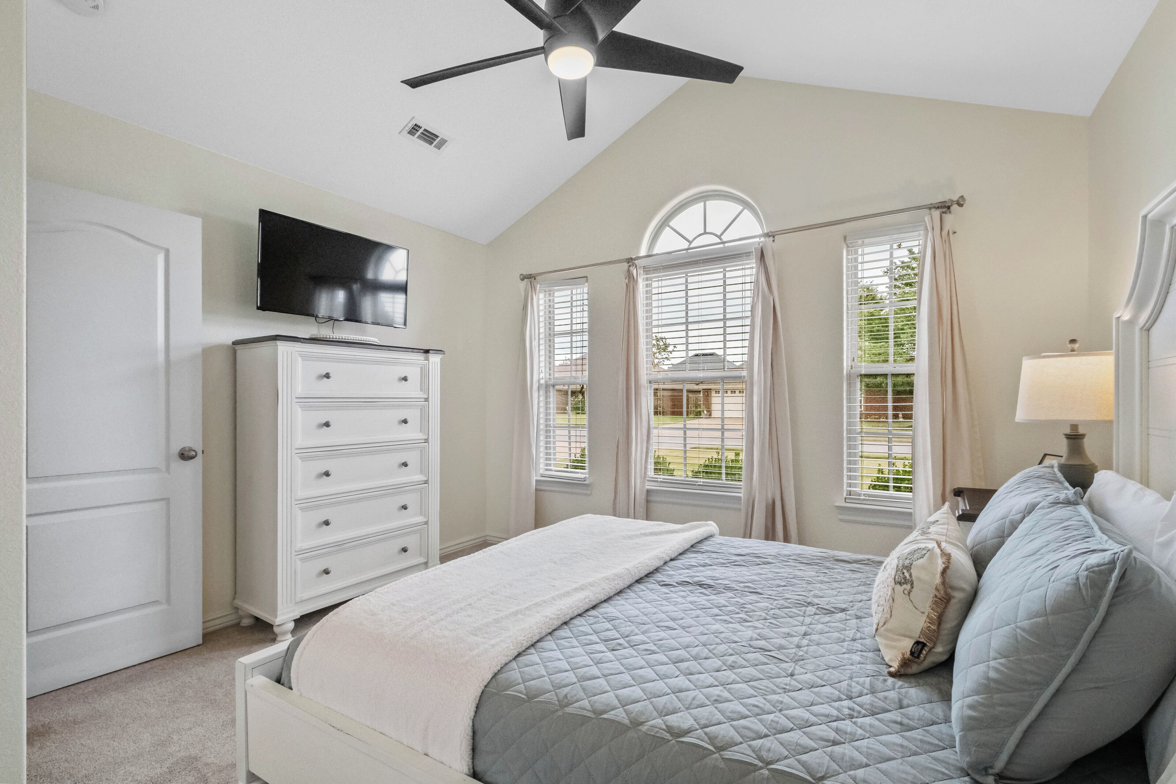 3 bedrooms, desk, iron/ironing board, free WiFi