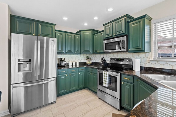 Kühlschrank, Mikrowelle, Ofen, Herdplatte