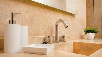 Ducha, secador de pelo, bidet, toallas