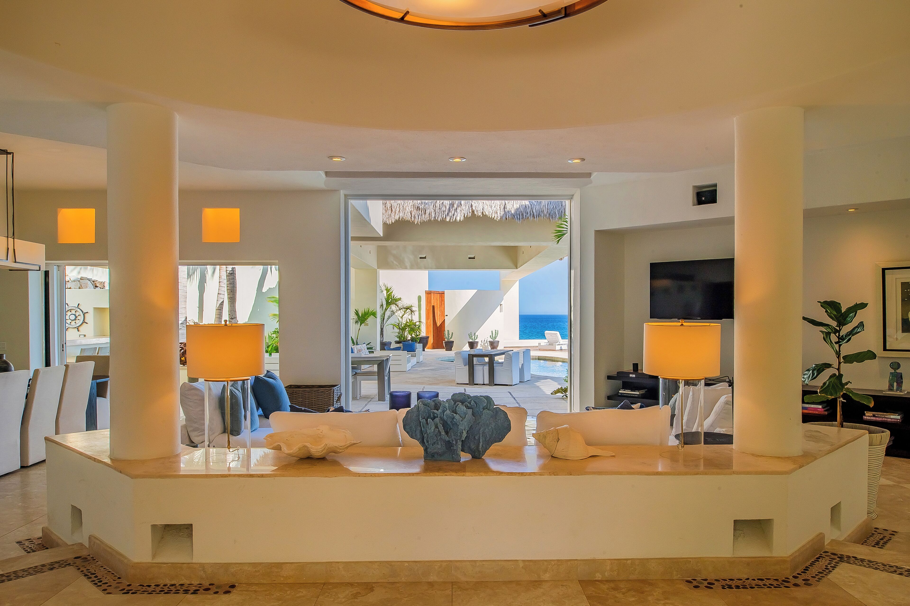 TV connectée, cheminée, jeux vidéo, lecteur de DVD