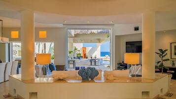 TV connectée, cheminée, jeux vidéo, lecteur de DVD