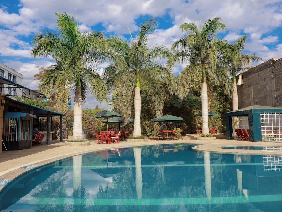 Una piscina al aire libre, camas de piscina gratis