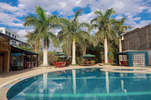 Outdoor pool, free cabanas, lifeguards on site - Crescent Resort And Conference Centre (Kitengela)