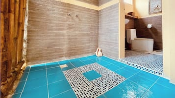 Toallas, jabón, shampoo, papel de baño