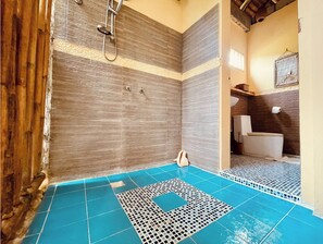 Towels, soap, shampoo, toilet paper
