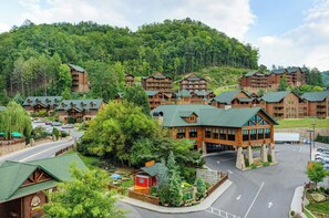 Exterior - Spacious Gatlinburg Retreat: Family-Friendly, Resort Amenities, Mountain Views (Gatlinburg)