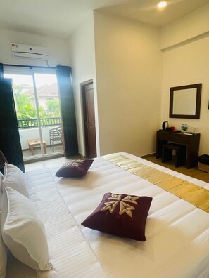 Luxury Double Room, Balcony, City View | Living area - Lucky Transit Hotel (Seeduwa)
