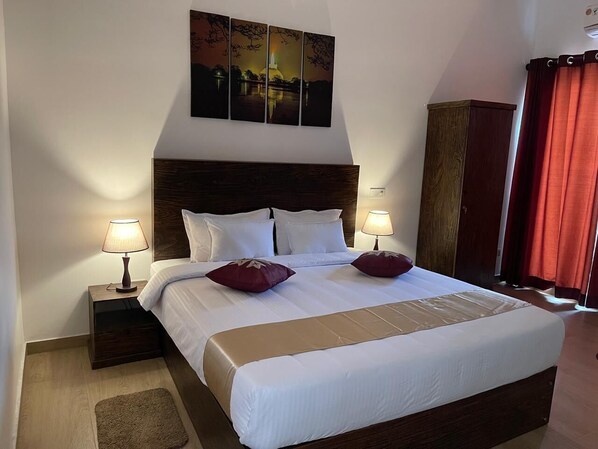 Doppia Luxury, balcone, vista città | Area soggiorno | TV