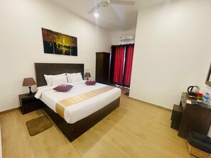 Luxury Double Room, Balcony, City View | Living area | TV - Lucky Transit Hotel (Seeduwa)