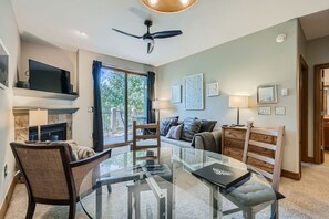 Appartement, 1 queensize bed met slaapbank, balkon, uitzicht op bergen (Highland Greens Escape) | Woonruimte | Een 42-inch flatscreentelevisie met digitale zenders en een open haard