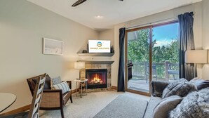 Apartment, 1 Queen-Bett und Schlafsofa, Balkon, Bergblick (Highland Greens Escape) | Wohnbereich