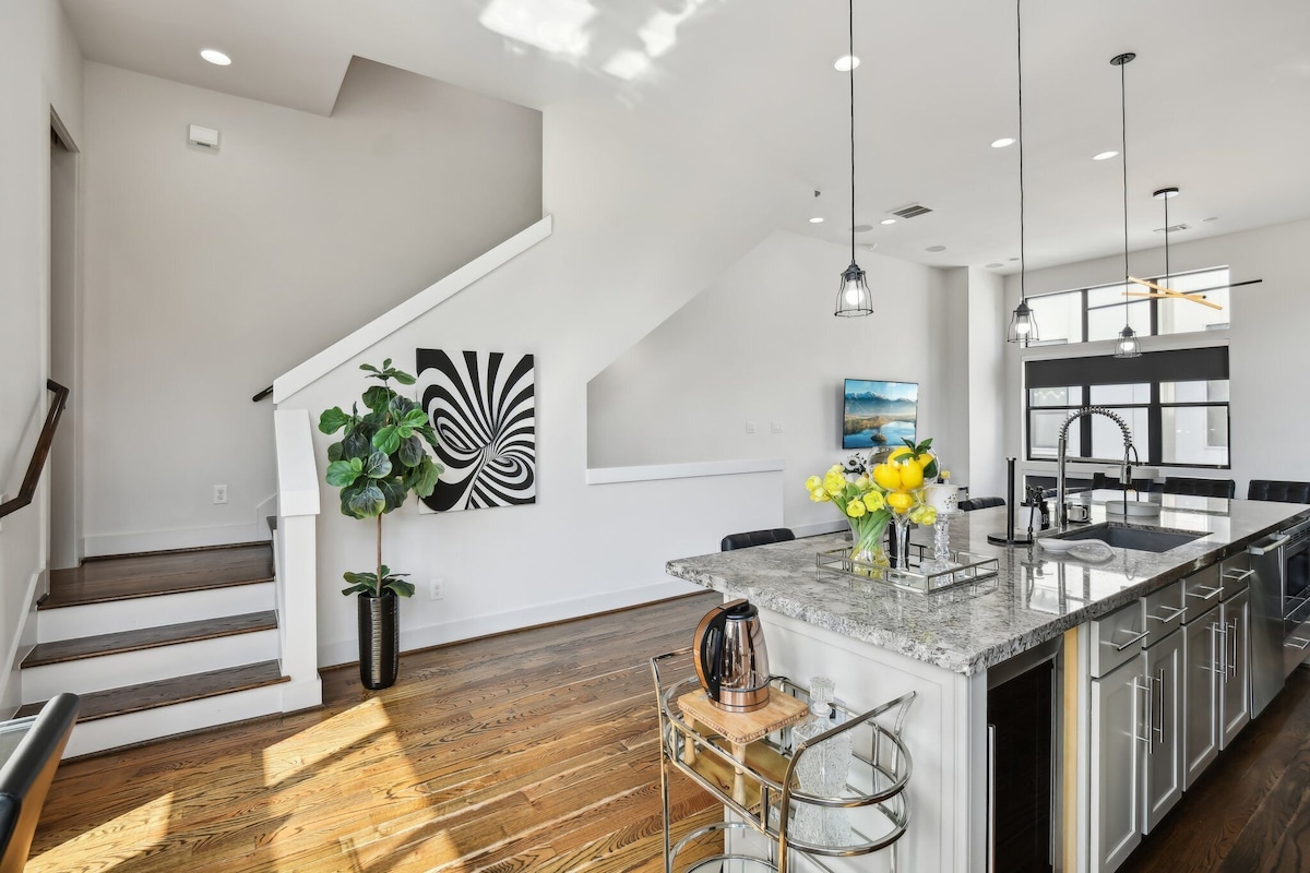 Photo 17 of EADO Lux 3-Story w/Rooftop Views