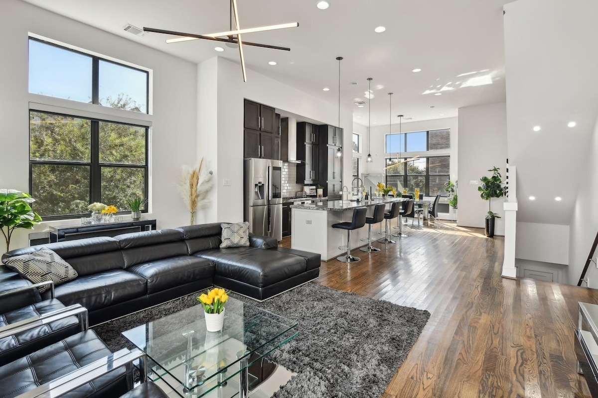 Photo 3 of EADO Lux 3-Story w/Rooftop Views