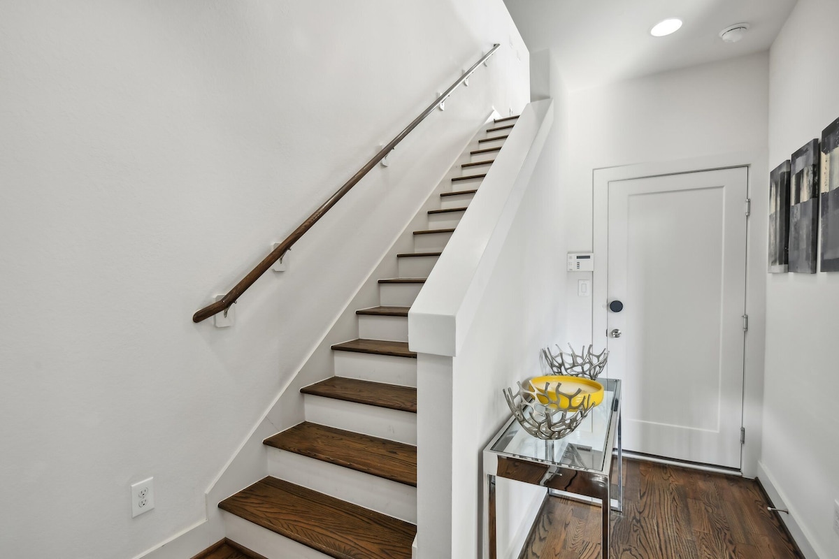 Photo 32 of EADO Lux 3-Story w/Rooftop Views