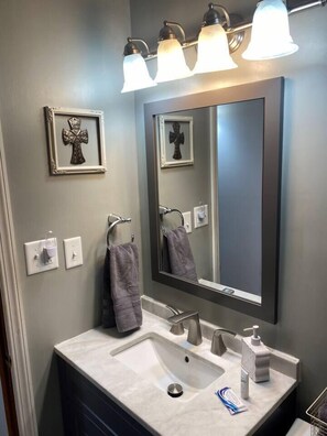 Dutxa, assecador de cabells i tovalloles 