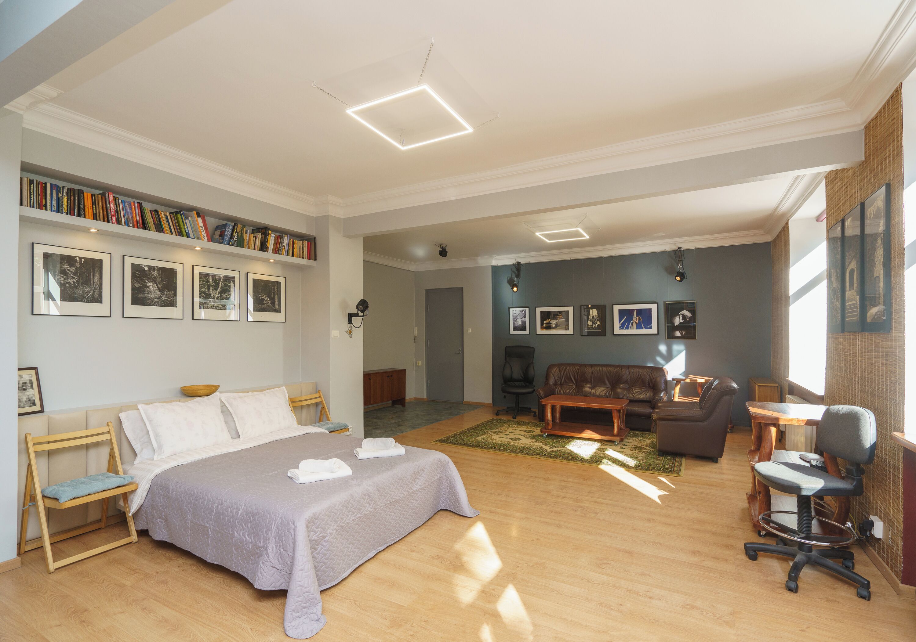 Escritorio, wifi y ropa de cama 