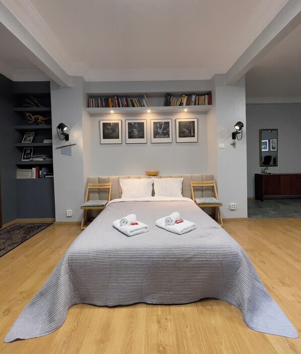 Desk, WiFi, bed sheets