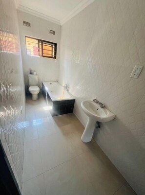 Hårføner, håndklær, såpe og toalettpapir