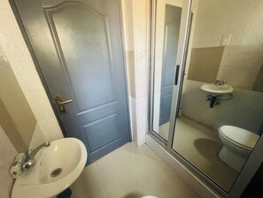 Sèche-cheveux, serviettes fournies, savon, papier toilette