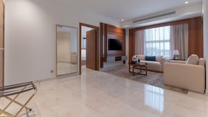 أغطية فراش متميزة وخزنة داخل الغرفة وتجهيزات عازلة للصوت ومكواة/لوح كي