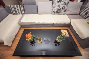 A living room with a sofa, a coffee table, and decorative items. - Zuimei Dali Boutique Inn (Dali City)