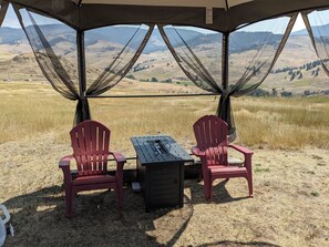 Outdoor dining - The Bigfoot Dome with spectacular views in charming Plains, Montana. (Plains)