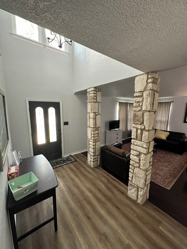 Smart TV, fireplace - Spacious 4-bedroom family-friendly house in a beautiful suburb of San Antonio. (San Antonio)