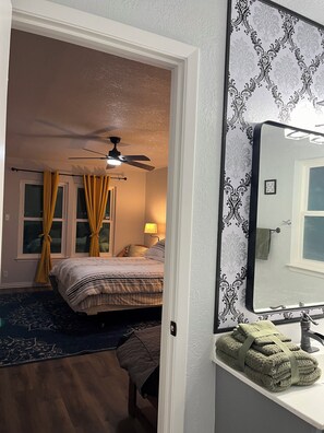 4 soverom, strykejern/-brett, reiseseng for barn og wi-fi (inkludert)