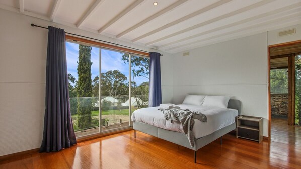 3 bedrooms, iron/ironing board