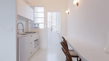 Refrigerador con freezer, microondas, placa de cocina