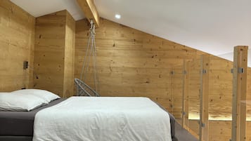 1 bedroom, travel crib, WiFi