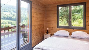 1 bedroom, travel cot, WiFi