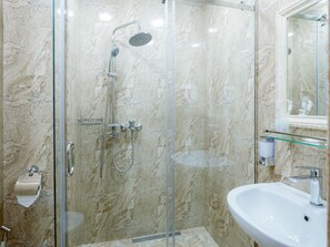 Triple Room | Bathroom | Hair dryer, bathrobes, slippers, towels - Opera Avenue Hotel Yerevan (Yerevan)
