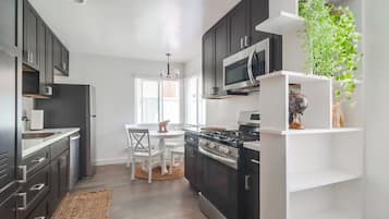 Køleskab, mikrobølgeovn, ovn, kogeplade