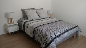 3 chambres, bureau, fer et planche à repasser, lit de bébé portatif