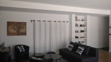 TV connectée, cheminée, jeux vidéo, baby-foot