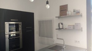Réfrigérateur, four à micro-ondes, un four, surface de cuisson
