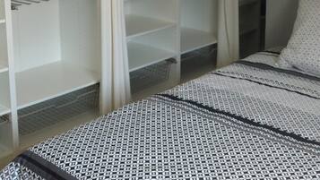 3 chambres, bureau, fer et planche Ă repasser, lit parapluie