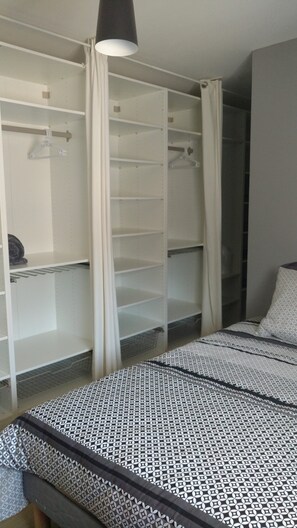 3 bedrooms, desk, iron/ironing board, travel crib