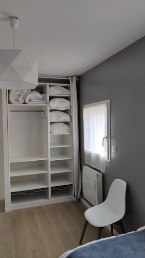 3 chambres, bureau, fer et planche à repasser, lit parapluie